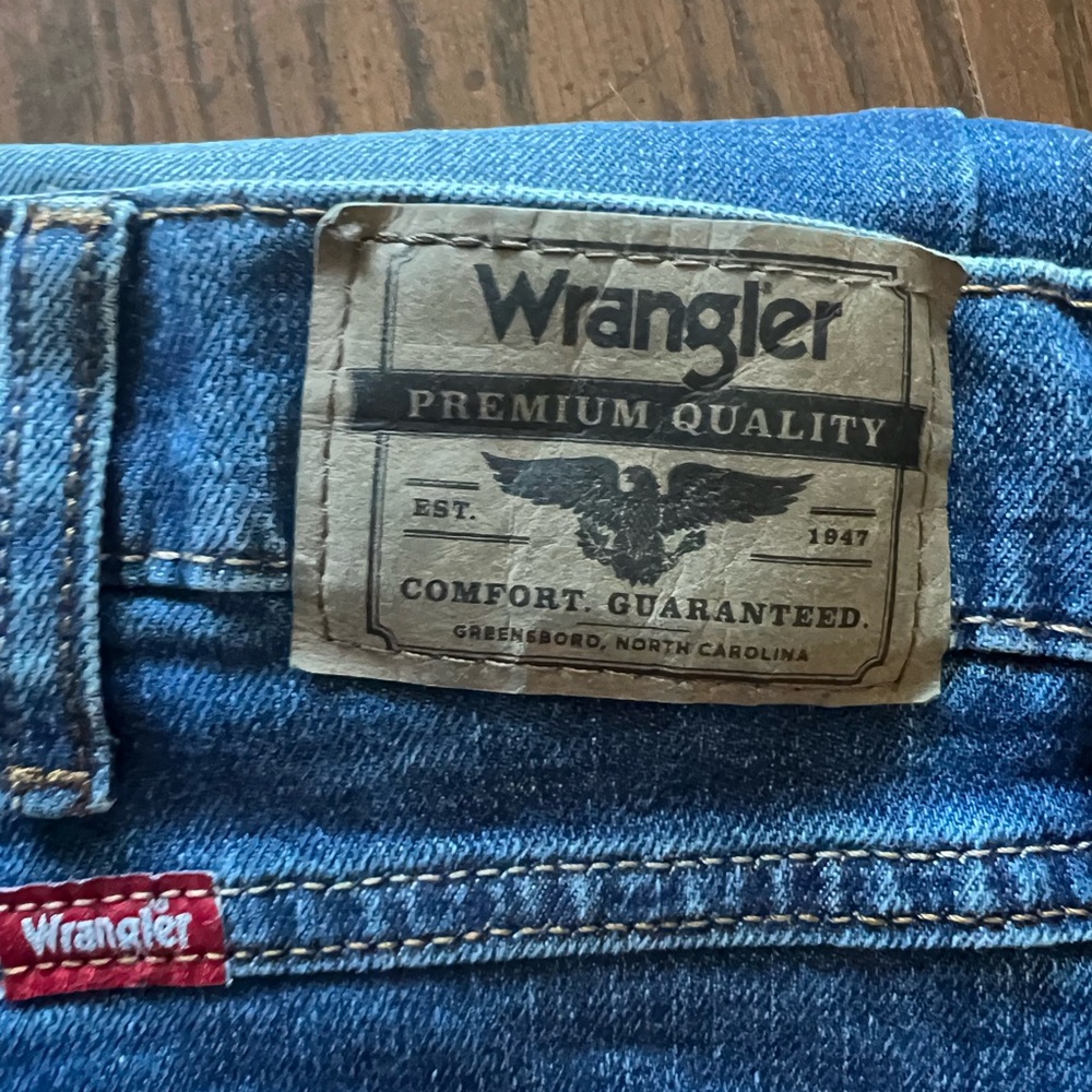 NWT Wrangler Blue Athletic Fit straight Men’s Jeans 42x30 denim Workwear - Picture 4 of 14